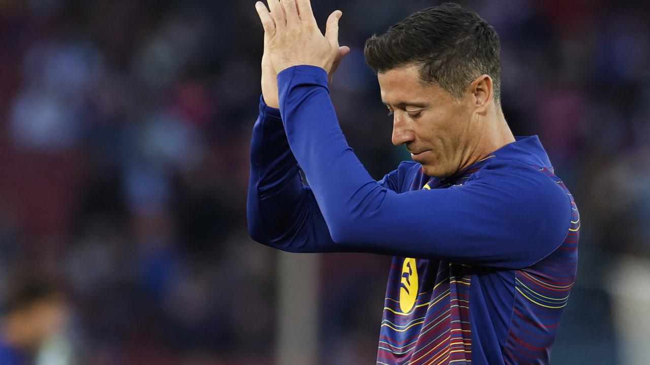 Hansi Flick Buka-bukaan Tak Mudah Cari Pengganti Robert Lewandowski di Barcelona