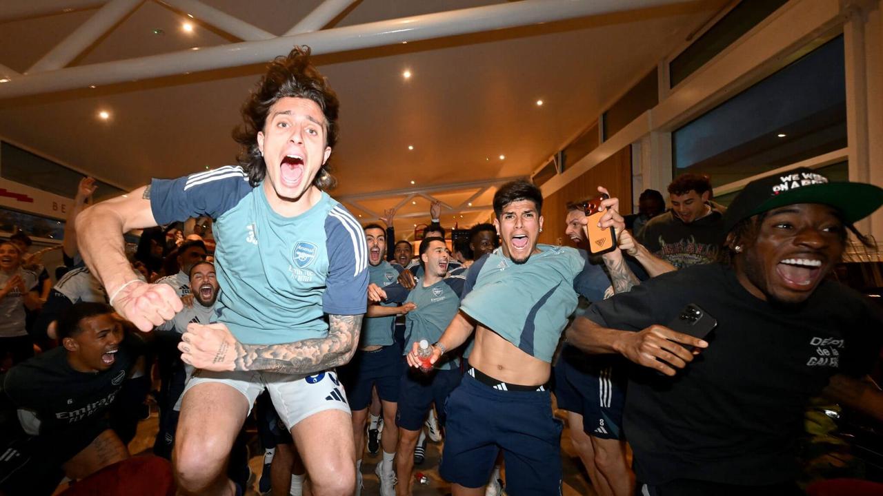 Detik-detik Kehebohan Pemain dan Staf Arsenal Rayakan Gelar Premier League di Pusat Latihan Klub: Berpesta, Menari, dan Berpelukan