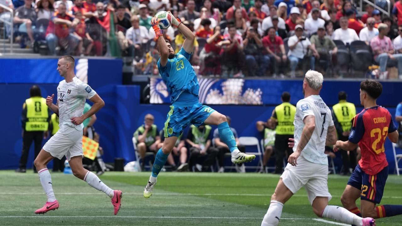 Kiper Spanyol Unai Simon Pecahkan Rekor Legenda Italia, Jadi Raja Clean Sheet Piala Dunia